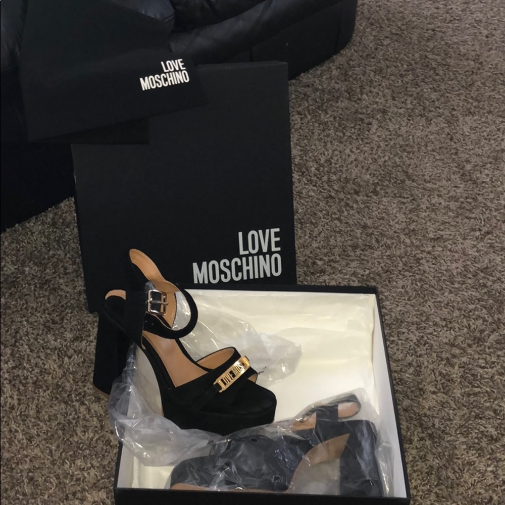 Moschino Platform Heels 🔥🔥🔥🔥